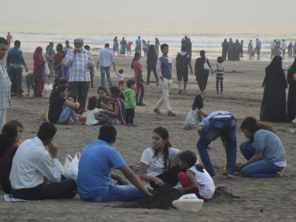 Ratnagiri district flooded tourists, this year, increased enthusiasm, due to frequent vacations, crowds, hotels and lodge crowd | रत्नागिरी जिल्हा पर्यटकांनी फुलला, यंदा उत्साह वाढला, सलग सुट्ट्यांमुळे किनारे, हॉटेल्स, लॉजमध्ये गर्दीच गर्दी