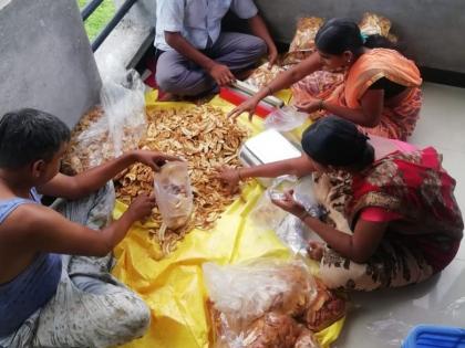 Scissors, now cut the scales in the hand that runs the cloth | कैची, वस्त्रा चालविणाऱ्या हातात आता तराजू काटा