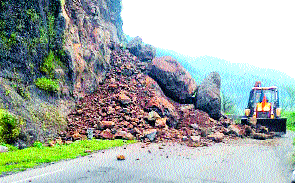 Due to the collapse of the rift, the traffic jam in the surrounding area | दरड कोसळल्याने आंबेनळी घाटात वाहतूक ठप्प