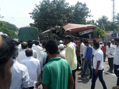 25 injured in ST-truck crash in Patidar border | फलटणच्या पिंपरद येथे एसटी आणि ट्रकची समोरा-समोर धडक; एसटीमधील 25 जण जखमी