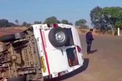 Satara: A minibus crashed at Pisani Fata on Kas road, injuring four people. | सातारा-कास मार्गावर पिसाणी फाटा येथे मिनीबसचा अपघात