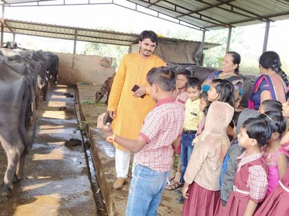  Visit of Pangari Khurd students to Go-School | पांगरी खुर्दच्या विद्यार्थ्यांची गो-शाळेला भेट