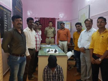 Two pistol and Four cartridges seized from Criminal | सराईत गुन्हेगाराकडून दोन गावठी कट्टे ; चार काडतूसे जप्त;  