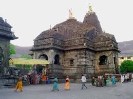 A queue of inconvenience in the temple of Trimbakraj | त्र्यंबकराजाच्या मंदिरात असुविधांची रांग