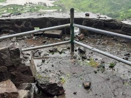 Stones and soil collapsed on the way to Brahmagiri! | ब्रह्मगिरीच्या मार्गावर दगड, माती कोसळली !