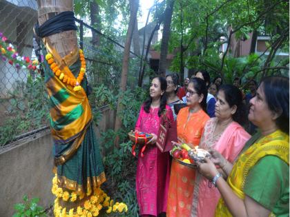 baby shower programmed of coconut tree was arranged in pune | पुणे तिथे काय ऊणे ; महिलेने केलं झाडाचं डाेहाळे जेवण