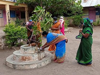 At the Corona Center, the affected women worshiped the Vada | कोरोना सेंटरमध्ये बाधित महिलांनी केले वडाचे पूजन