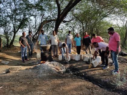 Village liquor distillery destroyed in Ojhar Shivara | ओझर शिवारात गावठी दारूची भट्टी उध्वस्त