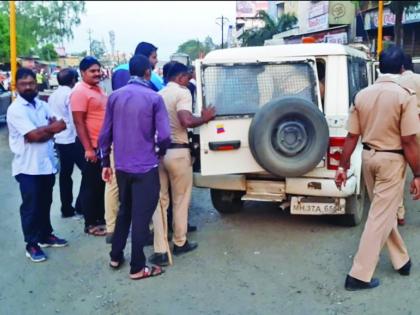 Police officer beaten in Washim | वाशिम शहरात पोलीस कर्मचाऱ्यास मारहाण