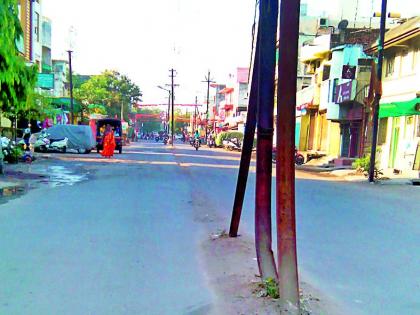 Divider missing; On the pillars street | दुभाजक बेपत्ता; खांब रस्त्यावर