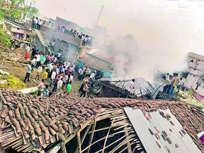 Gas Cylinder Blast; Rakharangoli of the house | गॅस सिलिंडरचा स्फोट; घराची राखरांगोळी