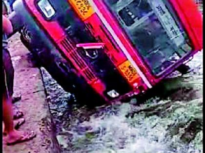 The bus fell down from the bridge of Mhasola on the river | म्हसोला पुलावरून बस नदीत कोसळली