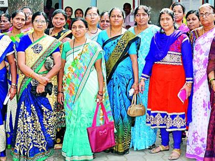 Struggling against women's authority for water | पाण्यासाठी महिलांची प्राधिकरणावर धडक