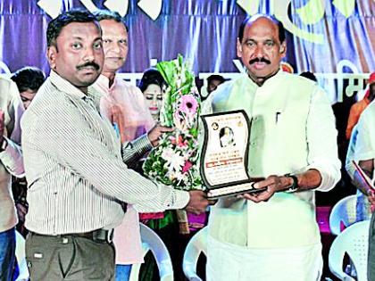 Lokesh's Rupesh Uttarwar received the journalism award | ‘लोकमत’चे रुपेश उत्तरवार यांना पत्रकारिता पुरस्कार