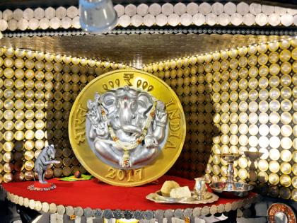 Ganapati peak made from rare coins! | दुर्मिळ नाण्यांतून साकारले गणरायाचे मखर! Ganapati peak made from rare coins! | दुर्मिळ नाण्यांतून साकारले गणरायाचे मखर!
