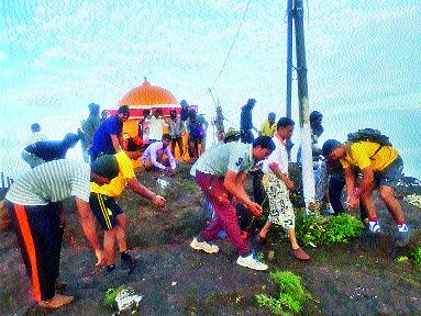  Kalsubai peak cleanliness for environmental protection | पर्यावरण रक्षणार्थ कळसूबाई शिखराची स्वच्छता