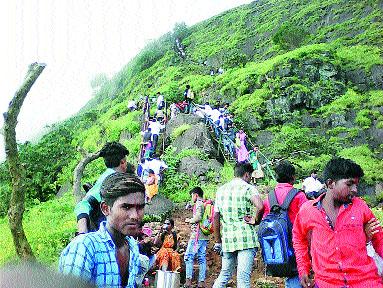 Crowd of Kalsubai | कळसूबाईच्या दर्शनाला गर्दी