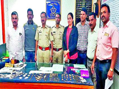 Throwing 34 gold coins from Bhondu Tantrici seized gold |  धाड टाकून  भोंदू तांत्रिकाकडून ३४ तोळे सोने जप्त