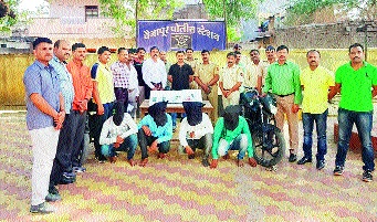 Police detained 'Dhoom' gang in Vaijapur | वैजापुरात ‘धूम’ टोळीला पोलिसांनी ठोकल्या बेड्या