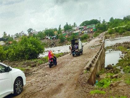  Road sidewalks in the eastern region | पूर्व भागातील रस्त्यांची चाळण