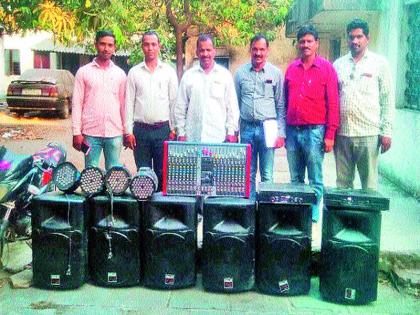  Two thieves carrying the sound system stuck with the issue | साउंड सिस्टीम चोरून घेऊन जाणाऱ्या  दोघा चोरट्यांना मुद्देमालासह अटक