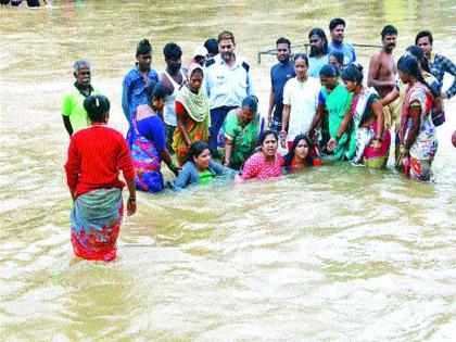 Movement in the Godavari leaf of women | महिलांचे गोदावरीपात्रात उतरून आंदोलन