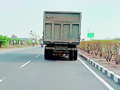 Unnumbered trucks on the highway | महामार्गावर विनाक्रमांकाचे ट्रक सुसाट