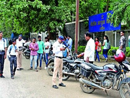  ११५ Unmanned helmet bicyclists | ११५ विना हेल्मेट दुचाकीस्वारांना ‘दणका’