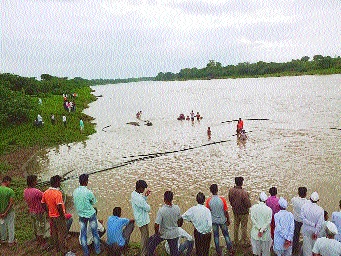 Two school children drown in the Godavari; Sadar on Babbar village | दोन शाळकरी मुले गोदापात्रात बुडाली; बाबतरा गावावर शोककळा