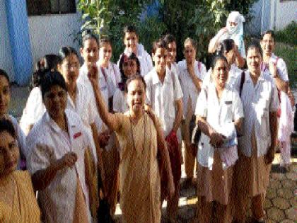 Exhibition of hostesses in Beed, Ambajogai | बीड, अंबाजोगाईत परिचारिकांची निदर्शने