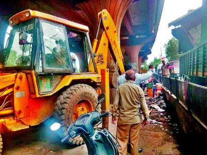  The encroachment under the flyover was deleted | उड्डाणपुलाखालील अतिक्रमण हटविले