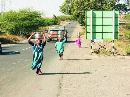  The base reached by Dhondgaon wells | धोंडेगावला विहिरींनी गाठला तळ