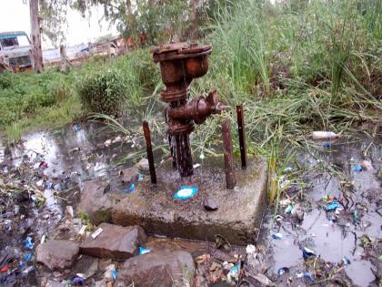 Large amount of water wastes in the sand dunes | वाळूजमहानगरात मोठ्या प्रमाणात पाण्याची नासाडी