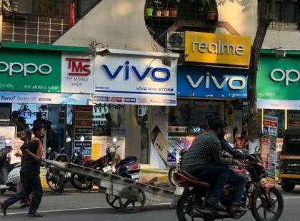 Most of the shop-establishment boards are not in Marathi, but the Municipal Corporation is irritated in mumbai | बहुसंख्य दुकाने-आस्थापनांचे फलक मराठीत नाहीतच, महापालिका मात्र चिडीचूप