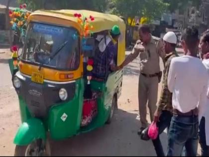 27 people traveling in one rickshaw Video Viral police shocked while counting | बाबोsss! एका रिक्षातून तब्बल २७ जणांचा प्रवास; Video तुफान व्हायरल 