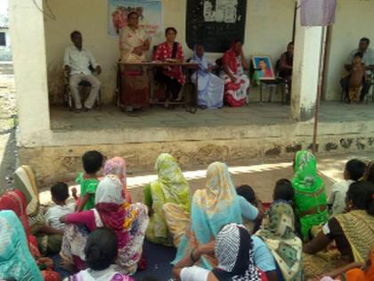 Respect for women who are constantly fighting for alcoholism | दारुबंदीसाठी सतत लढा देणाया महिलांचा सत्कार Respect for women who are constantly fighting for alcoholism | दारुबंदीसाठी सतत लढा देणाया महिलांचा सत्कार