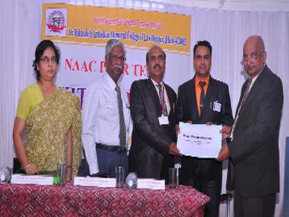 Gift of NAC Committee to Law College | विधी महाविद्यालयास नॅक कमेटीची भेट 