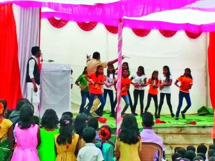 Policeman misbehaved with girls' on Republic Day program | प्रजासत्ताक दिन कार्यक्रमात पोलिसाने उधळल्या विद्यार्थिनींवर नोटा