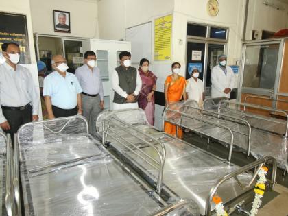 Increase the number of beds in hospitals | दवाखान्यांतील बेडची संख्या वाढवा पालकमंत्र्याची सुचना