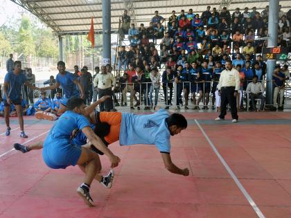  Aurangabad, Nanded University with ten teams in the next round- Eleven matches thrash | औरंगाबाद, नांदेड विद्यापीठासह दहा संघ पुढील फेरीत-विद्युतझोतात रंगला अकरा सामन्यांचा थरार