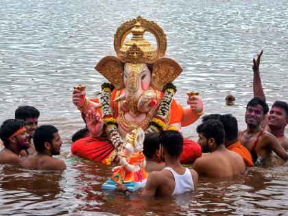 Devotees Immersed Ganesh Idols With Traditional Reverence And Gaiety in Mumbai | निरोप घेतो बाप्पा, आम्हा आज्ञा असावी; जड अंत:करणाने गणरायाला निरोप