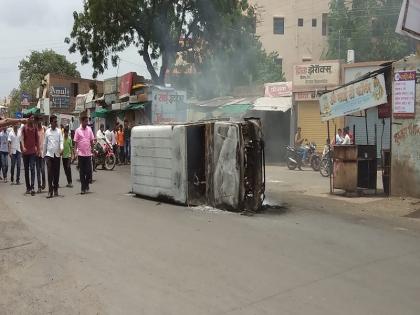 A violent turn of the movement in Ahmadnagar, a forest department vehicle in Karjat | अहमदनगरमध्ये आंदोलनाला हिंसक वळण, कर्जतमध्ये वनविभागाचे वाहन पेटविले