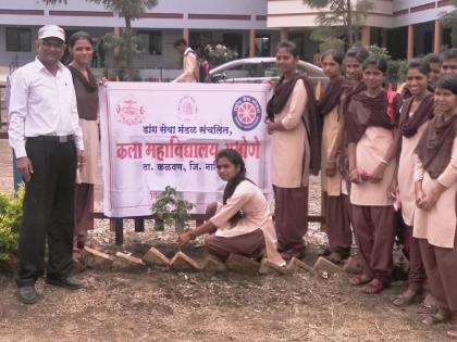 Recognize the girls planted by the girls in Abhaya | अभोण्यात विद्यार्थिनींनी बांधल्या रोपांना राख्या