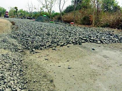 The road construction of Chief Minister's adoptive village is dismal | मुख्यमंत्र्यांच्या दत्तक गावातील रस्त्याचे बांधकाम निकृष्ट