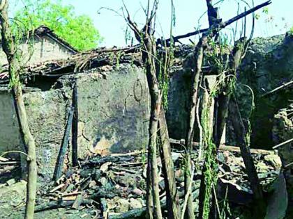 कुंड खुर्द गावात अग्नितांडव, आठ घरे खाक