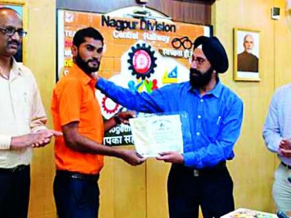 Youth Railway Employees Rakesh Golitat honored | युवा रेल्वे कर्मचारी राकेश गोलाईत सन्मानित