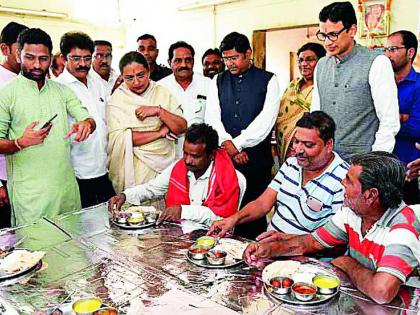 Shiv Bhojas in three centers in the district | जिल्ह्यात तीन केंद्रांमध्ये शिवभोजन Shiv Bhojas in three centers in the district | जिल्ह्यात तीन केंद्रांमध्ये शिवभोजन