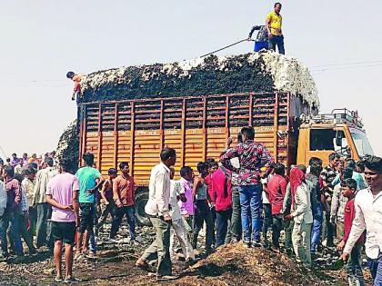 A truck running at Samda Kasampur broke | सामदा कासमपूर येथे धावता ट्रक पेटला