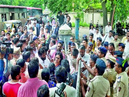 Stuck at the entrance to the District Court | जिल्हा न्यायालयाच्या प्रवेशद्वारावर ठिय्या