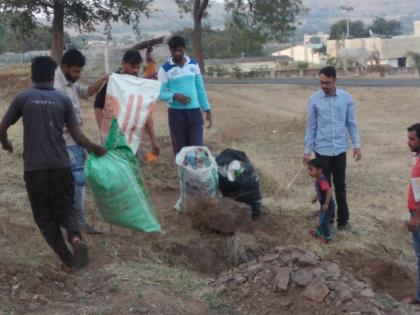 Satara: 27 bags of plastic waste deposits from Aundh, Shivsankalp Pratishthan's venture, Yamai Devi Mandir and Shri Bhavani Bushes Hospital premises | सातारा : औंधमधून २७ पोती प्लास्टिक कचरा जमा, शिवसंकल्प प्रतिष्ठानचा उपक्रम, यमाई देवी मंदीर अन् श्री भवानी वस्तूसंग्रहालय परिसर चकाचक